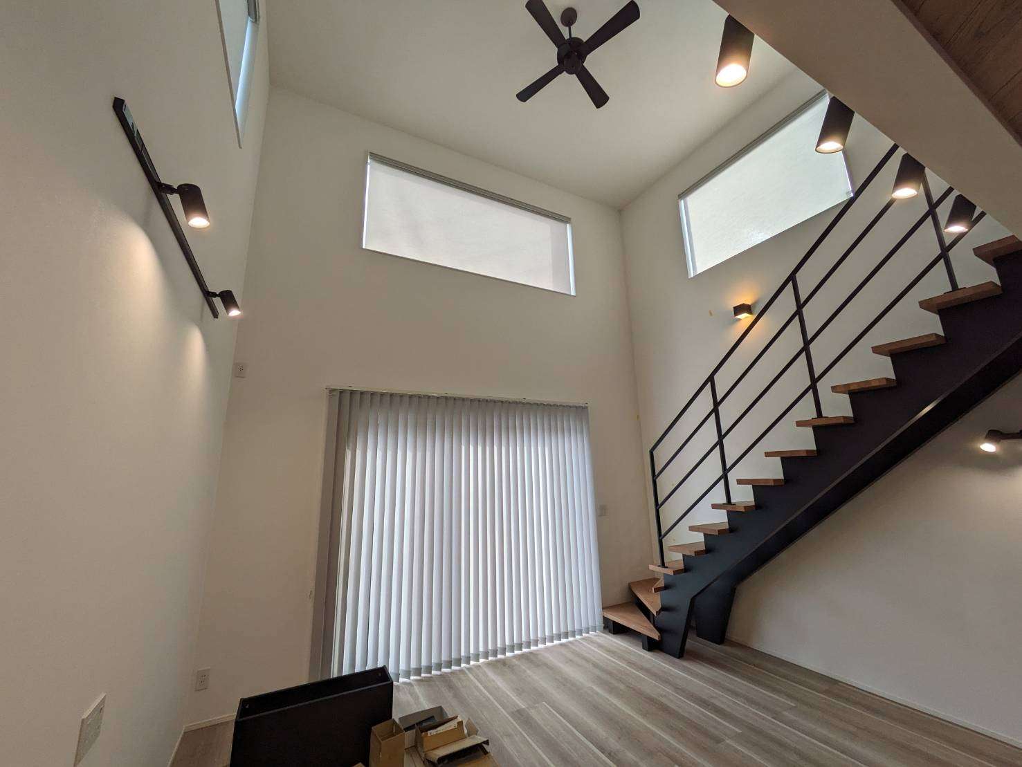 吹抜の高所窓に電動ロールスクリーン