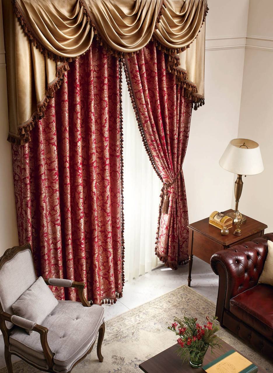 カーテンで魅せるクラシックな重厚感と上品な窓辺づくりの秘訣